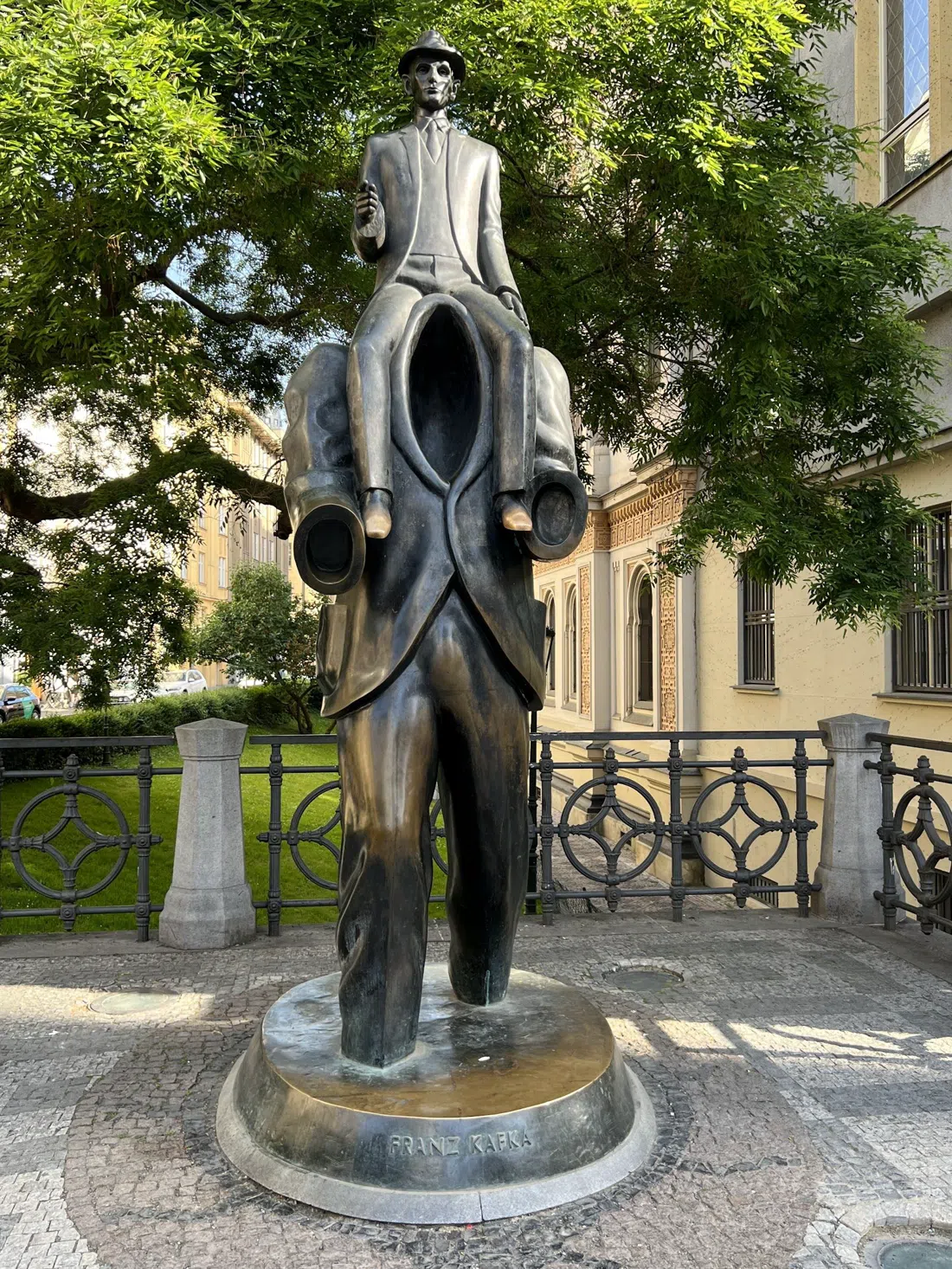 Statue of Franz Kafka (Jaroslav Róna), Prague